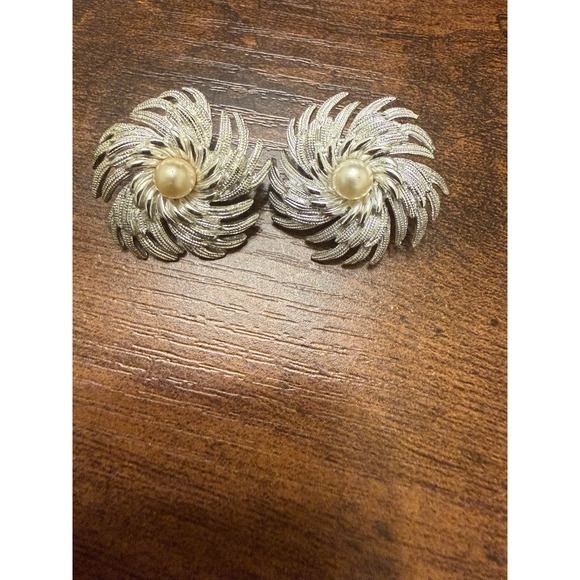 The Unbranded Brand Jewelry - 1962 Sara Coventry "Pin Wheel" Clip on